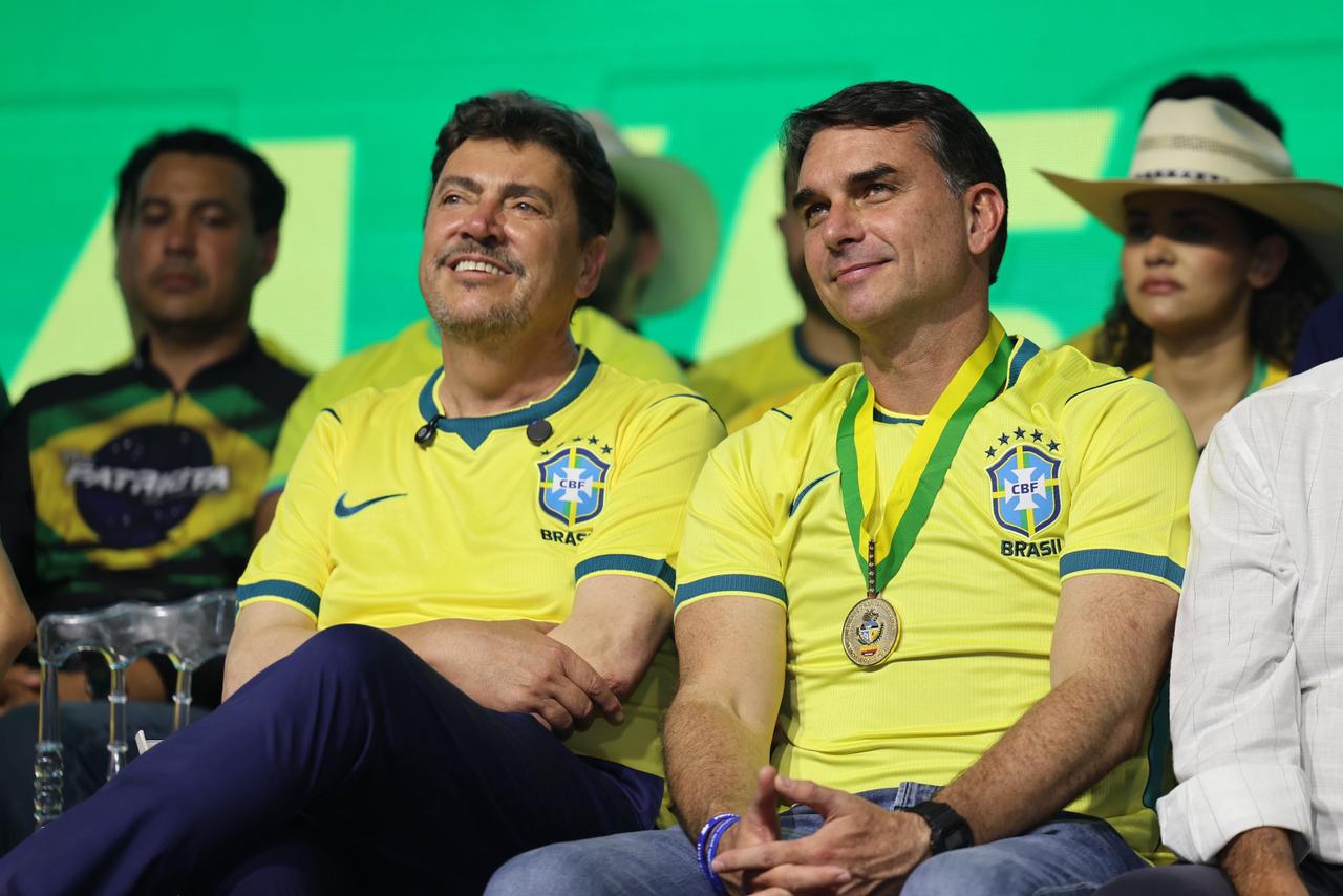 A direita goiana entre o palanque e o curto-circuito