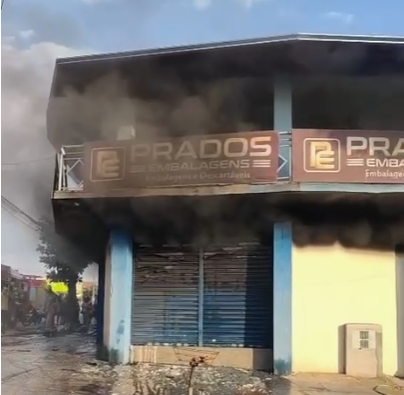 Incêndio atinge loja de embalagens no Setor Balneário Meia Ponte