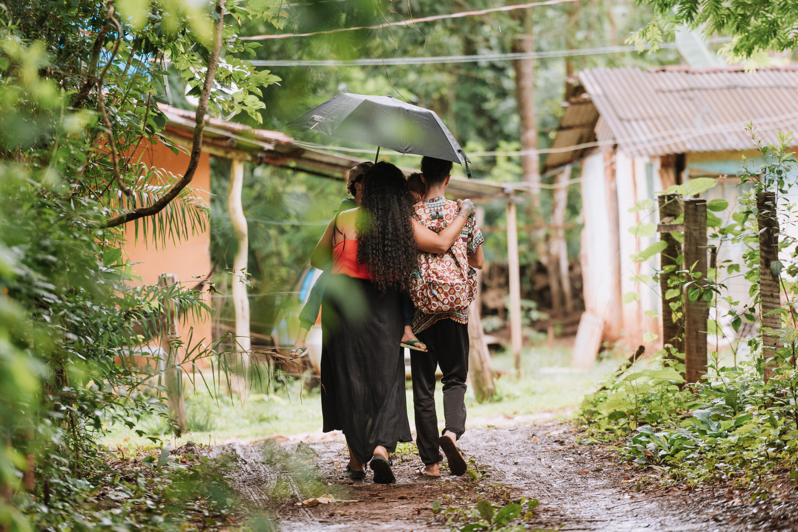 Documentário expõe sacrifícios financeiros e desigualdades vividas por mulheres dentro de casa