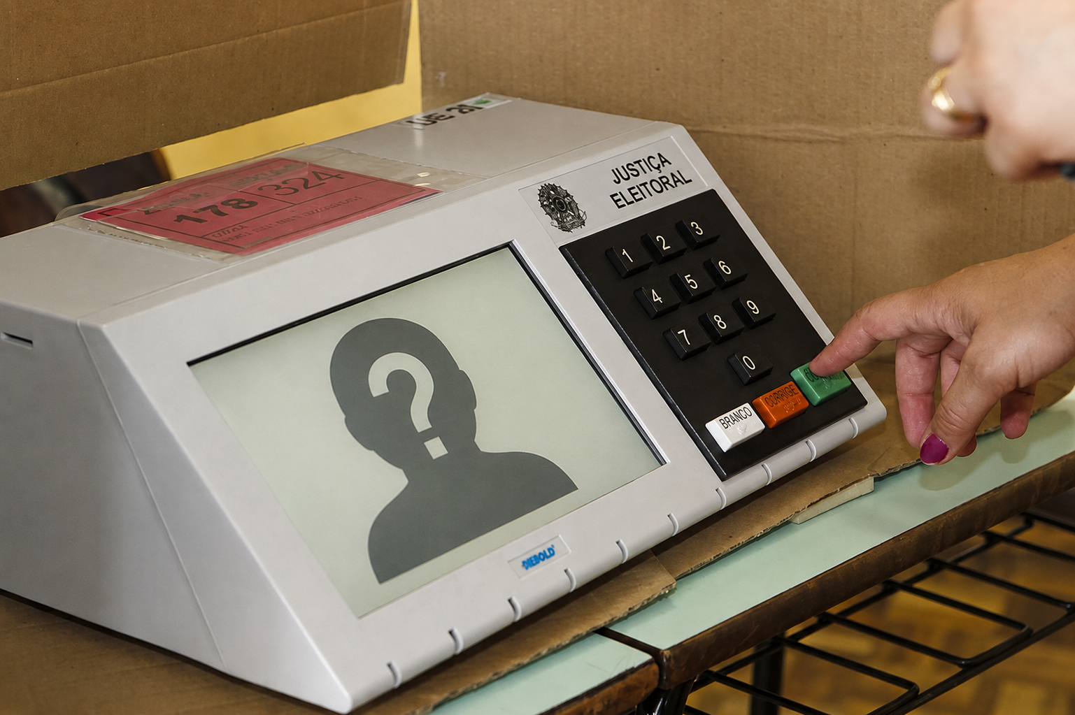 Eleitores indecisos aparecem em grande quantidade nas pesquisas e podem mudar cenários