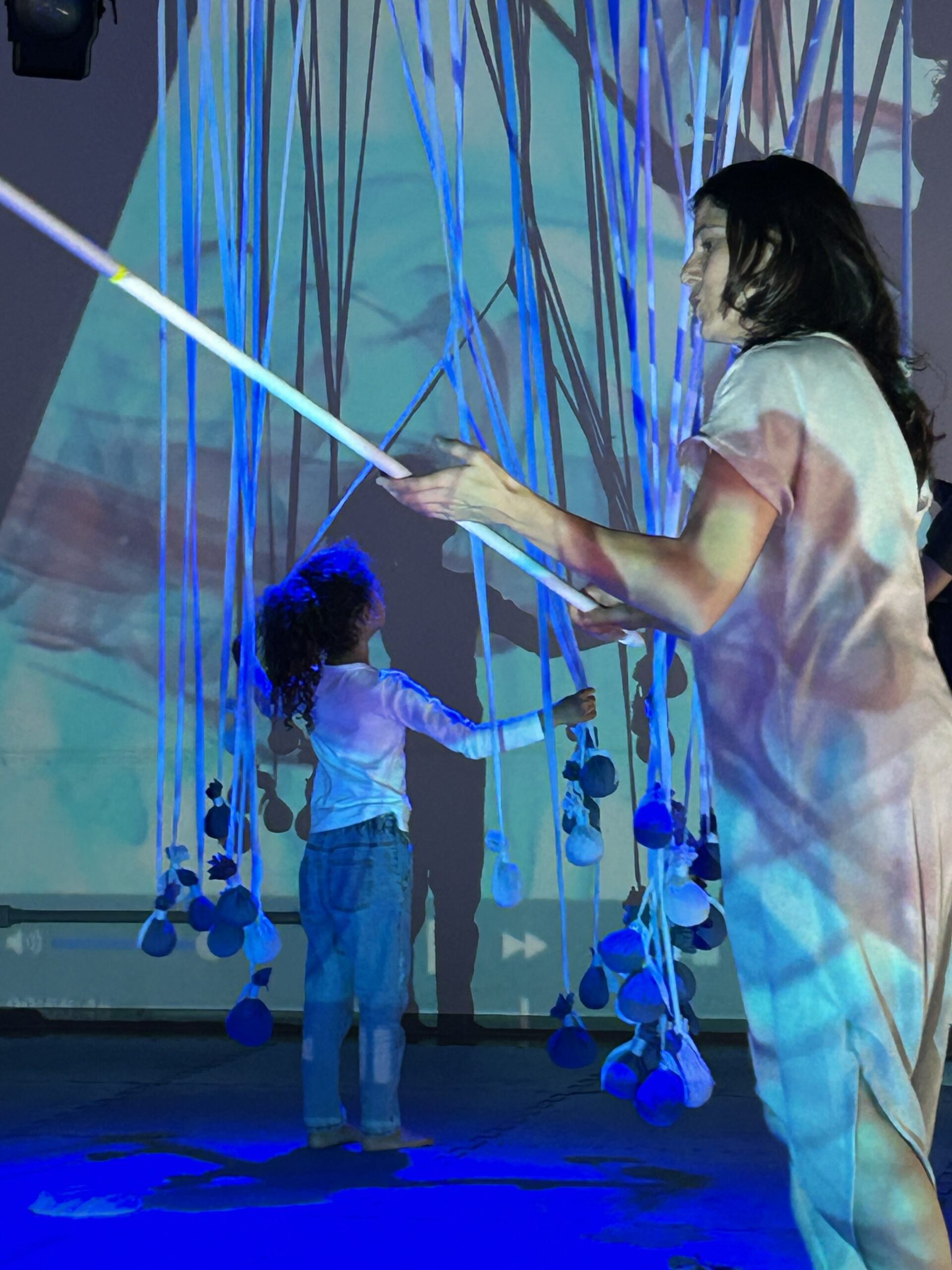 Festival Caixote da Arte reúne arte, pesquisa e experiências sensoriais para crianças em Goiânia
