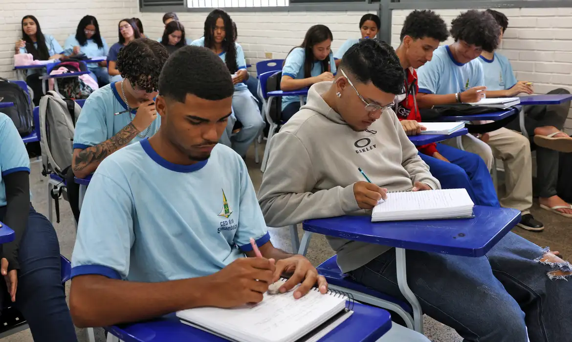 Pé-de-Meia: nascidos em setembro e outubro recebem parcela de R$ 200