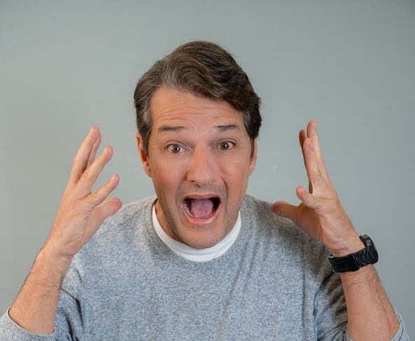 Marcelo Serrado transforma crises, neuroses e relações em comédia no espetáculo “Terapia”