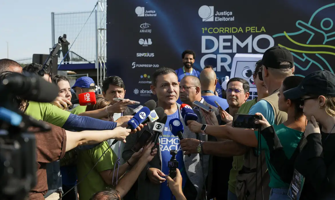 Presidente do TSE defende urnas eletrônicas e destaca combate à desinformação