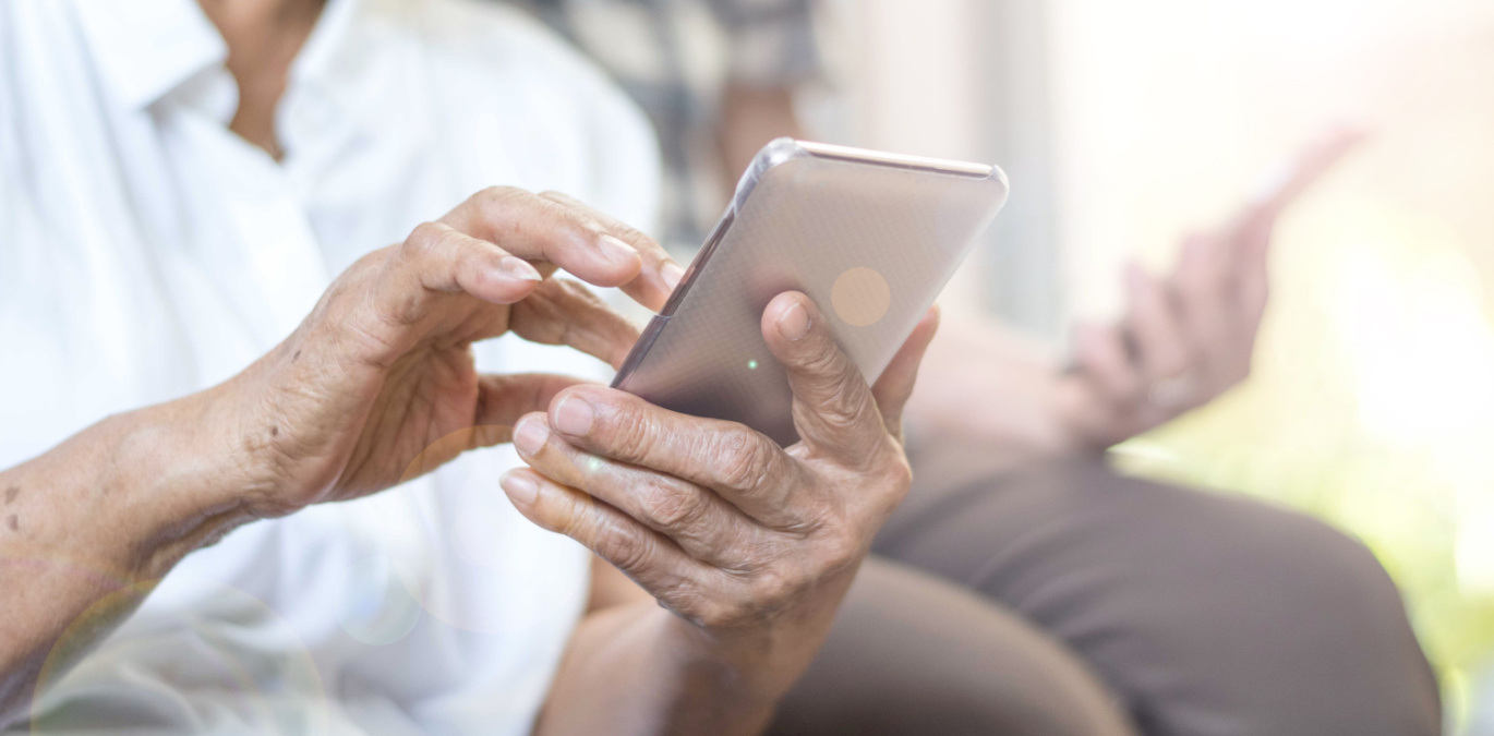 Tem mais de 60 anos e quer ter segurança para usar o celular? Saiba detalhes do curso de graça oferecido em Goiás