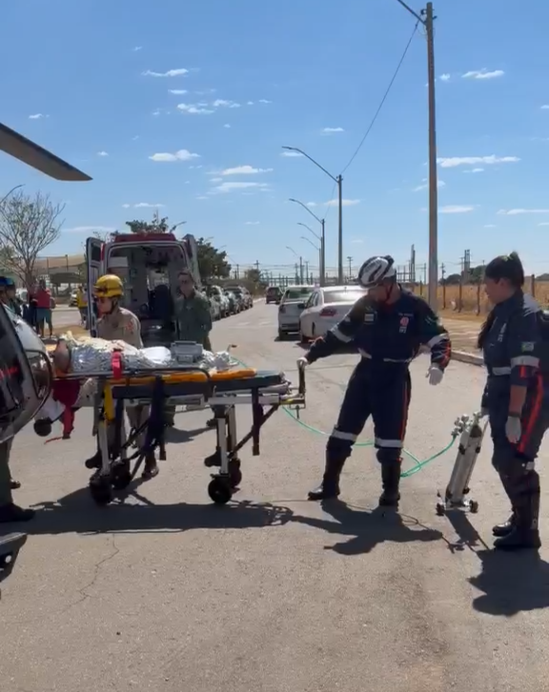 Homem fica gravemente ferido após acidente entre carro e moto em Bela Vista de Goiás