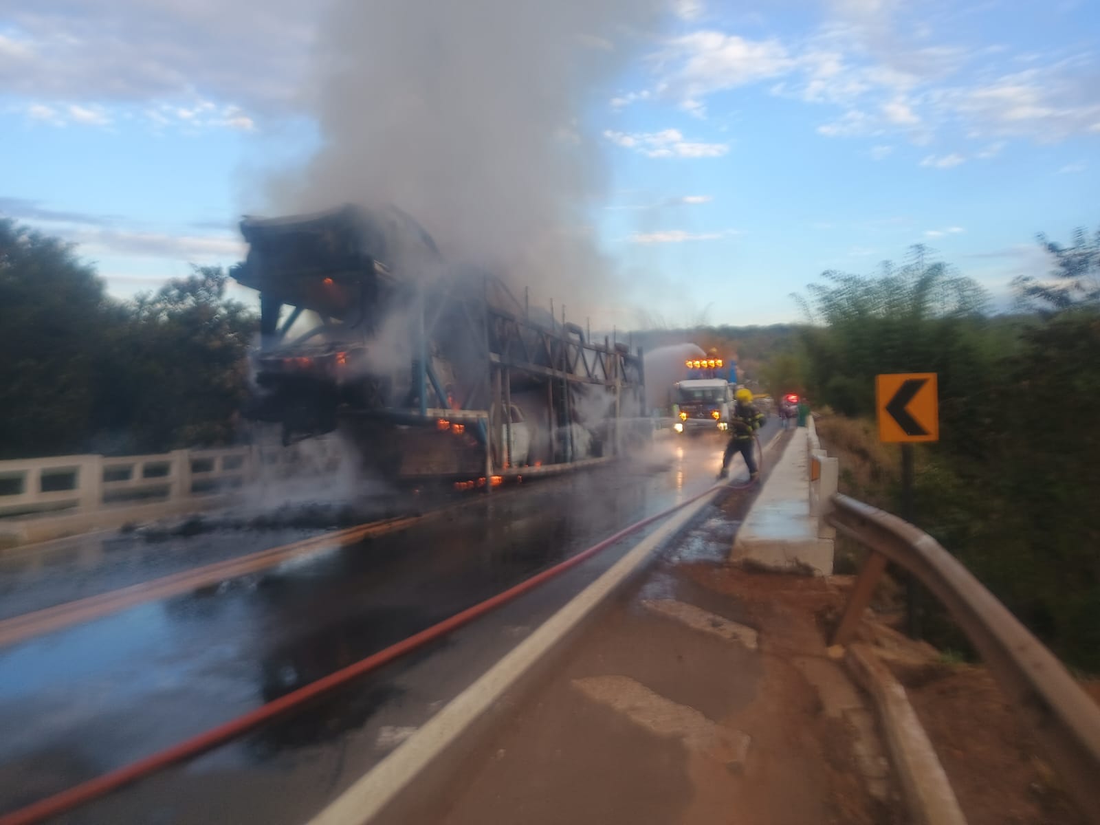 Incêndio destrói carreta-cegonha carregada com BYDs na BR-364, em Mineiros