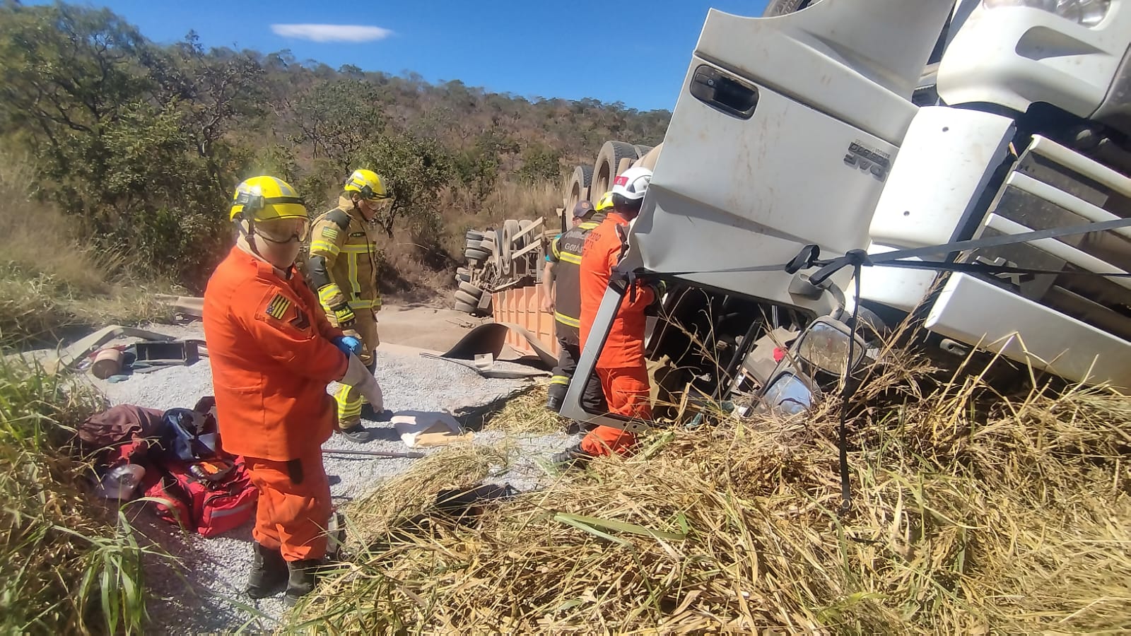 Caminhão carregado com brita tomba e motorista morre na GO-203, em Ipameri; pista está interditada