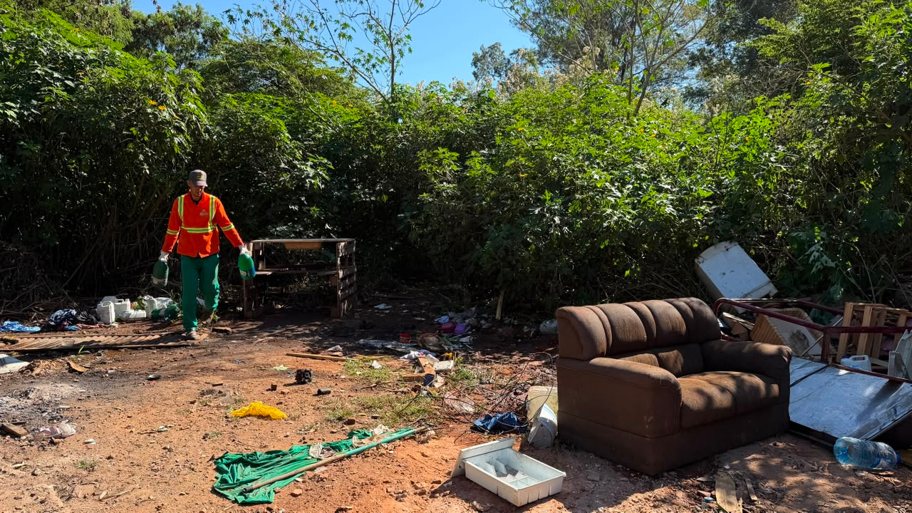 Prefeitura de Goiânia retira 72 toneladas de lixo e entulho de imóvel de acumulador na Vila Santana