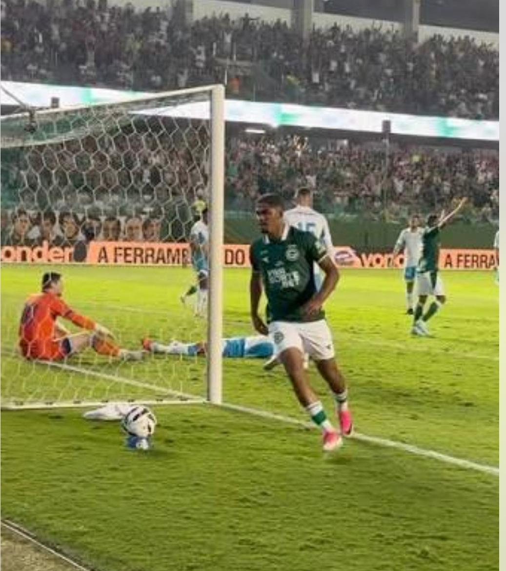 Kadu Souza marca o gol da vitória do Goiás contra o Londrina