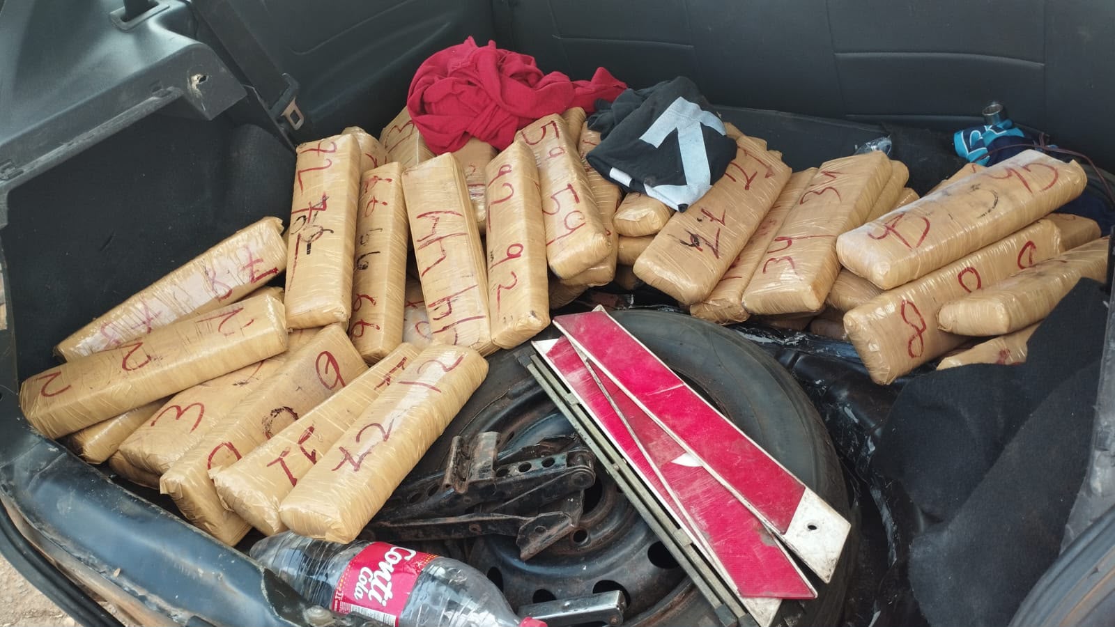 PRF apreende 52 kg de maconha escondidos em fundo falso de carro na BR-153, em Uruaçu