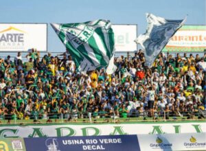 Torcida do Rio Verde invade o estádio Mozart Veloso do Carmo