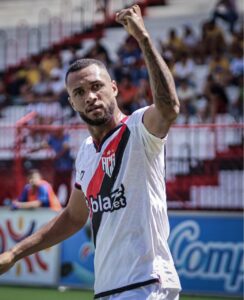 Sem contusão, Gustavo Coutinho joga contra o Avaí