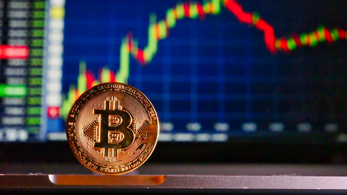Bitcoin dispara e encosta nos US$ 69 mil; entenda o que fez a moeda subir