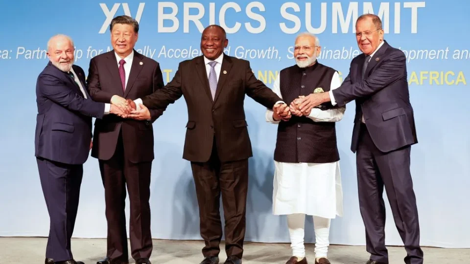 Brics avança com plano para reduzir dependência do dólar e criar sistema próprio de pagamentos