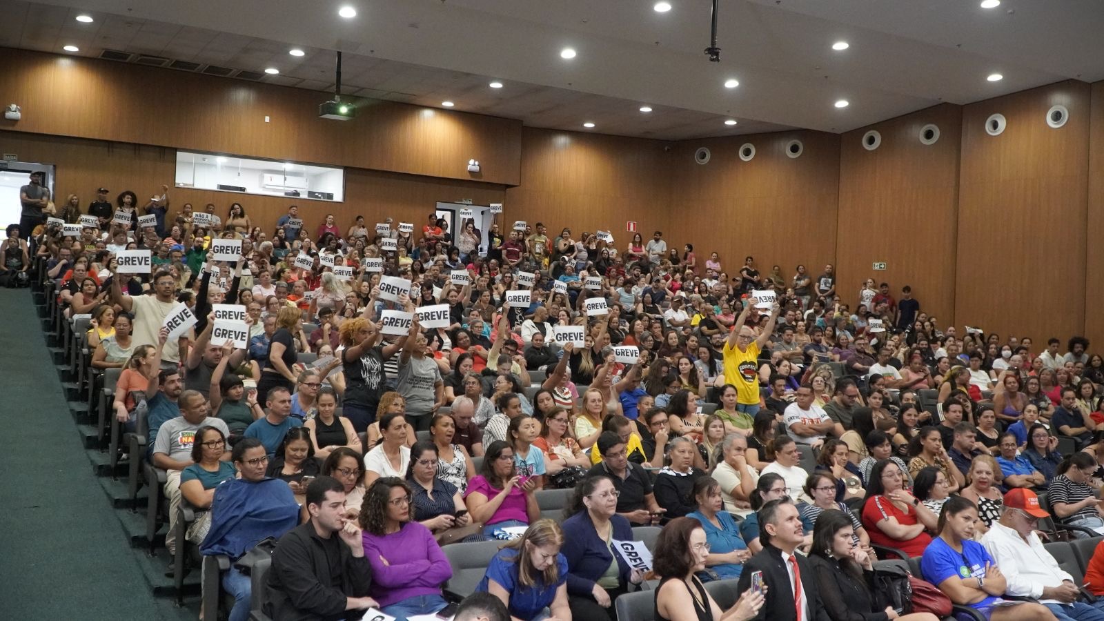 Justiça pode multar Sintego em R$ 5 mil por dia por fechamento de escolas durante greve