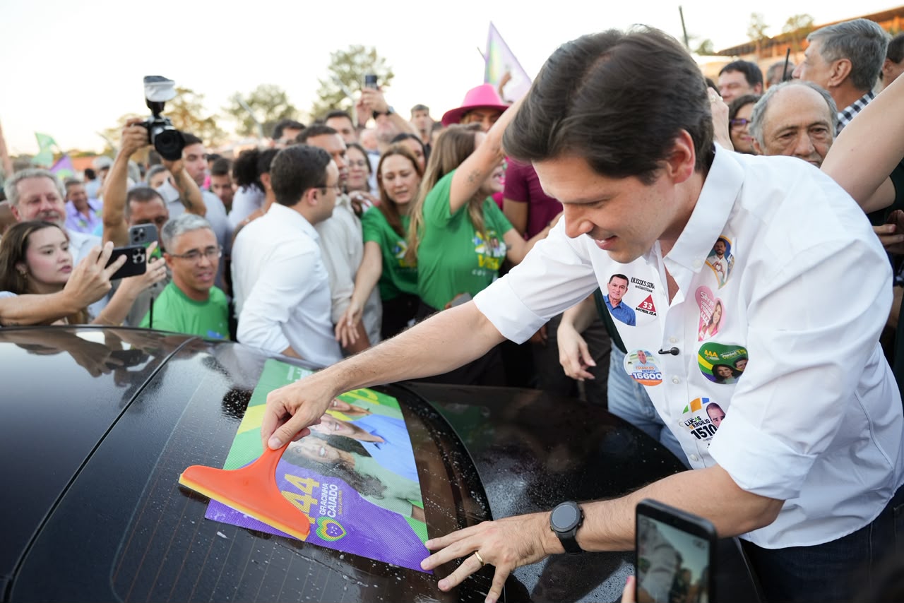 Daniel abre campanha em Goiânia com adesivaço no Serra Dourada