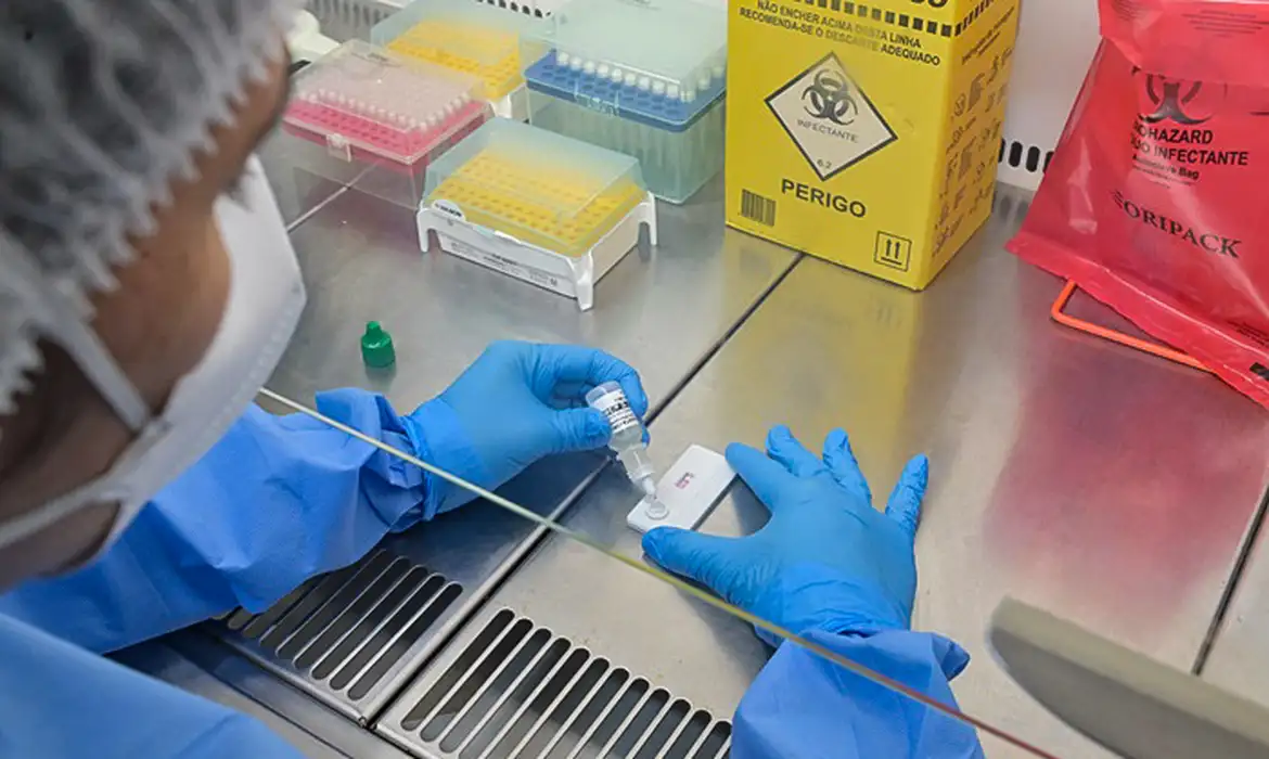 Anvisa atualiza regras sobre controle de qualidade em laboratórios
