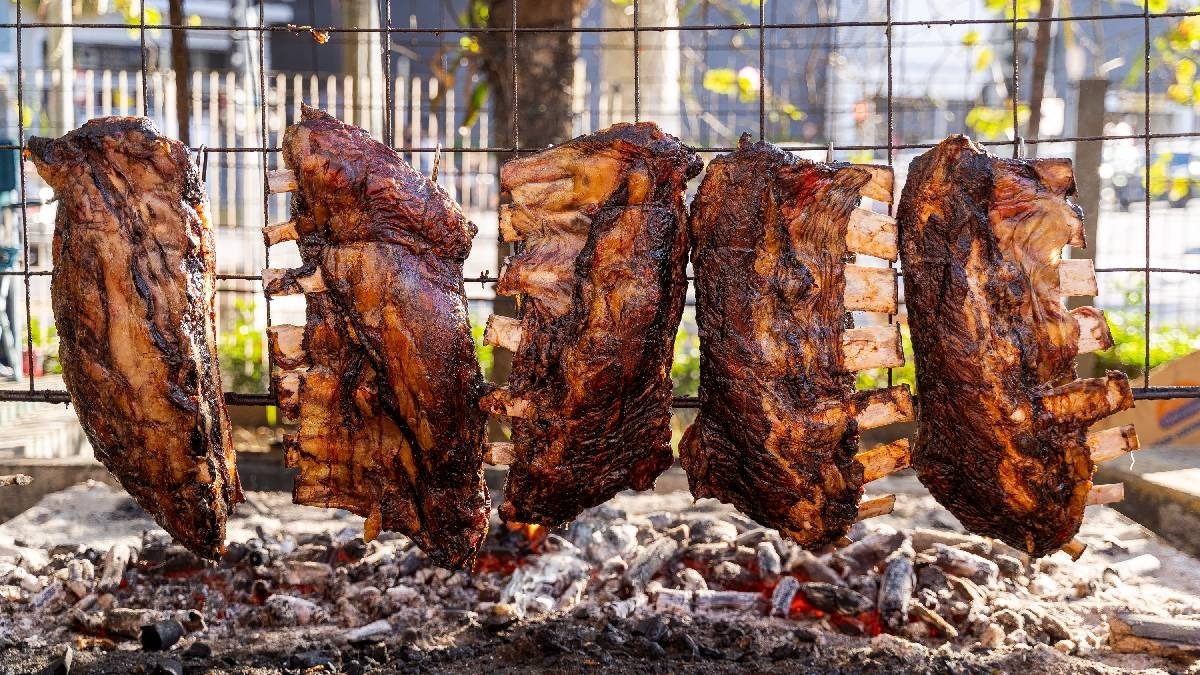 Churrasco, música e clima de encontro marcam o festival Chão e Brasa em Goiânia