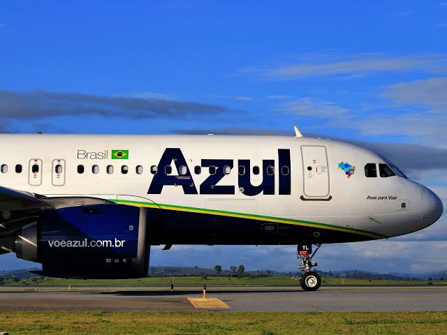 Azul é condenada a pagar R$ 10 mil a adolescente por transtorno em voo
