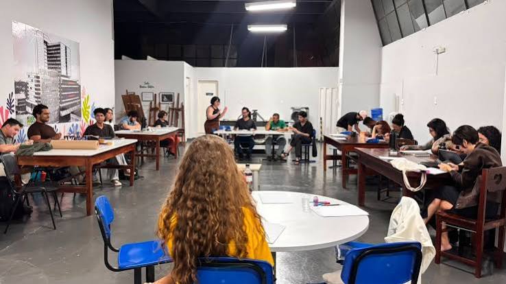 Escola de Artes Visuais oferece oficinas gratuitas em agosto com desenho, pintura, modelo vivo e cineclube