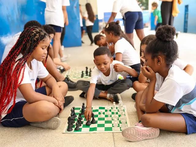 Um ano sem celular nas escolas: 95% dos gestores relatam melhora na concentração e socialização