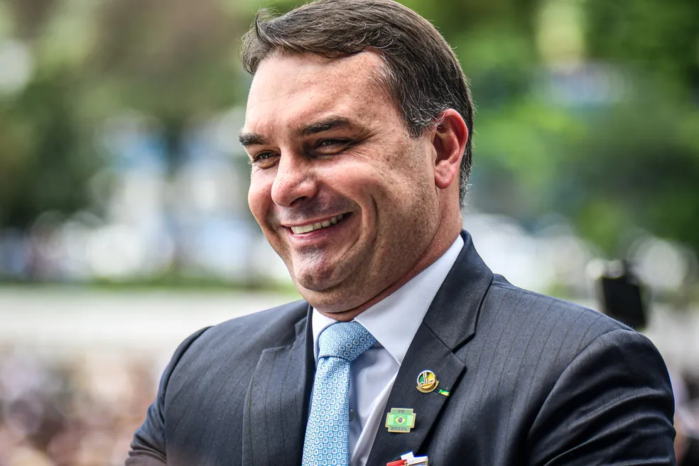 Flávio Bolsonaro propõe tirar universidades federais do MEC e vincular pesquisa a empresas