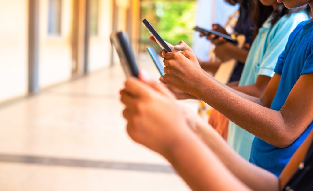 Mais de um ano sem celular muda rotina das escolas, mas efeito na aprendizagem ainda precisa ser medido