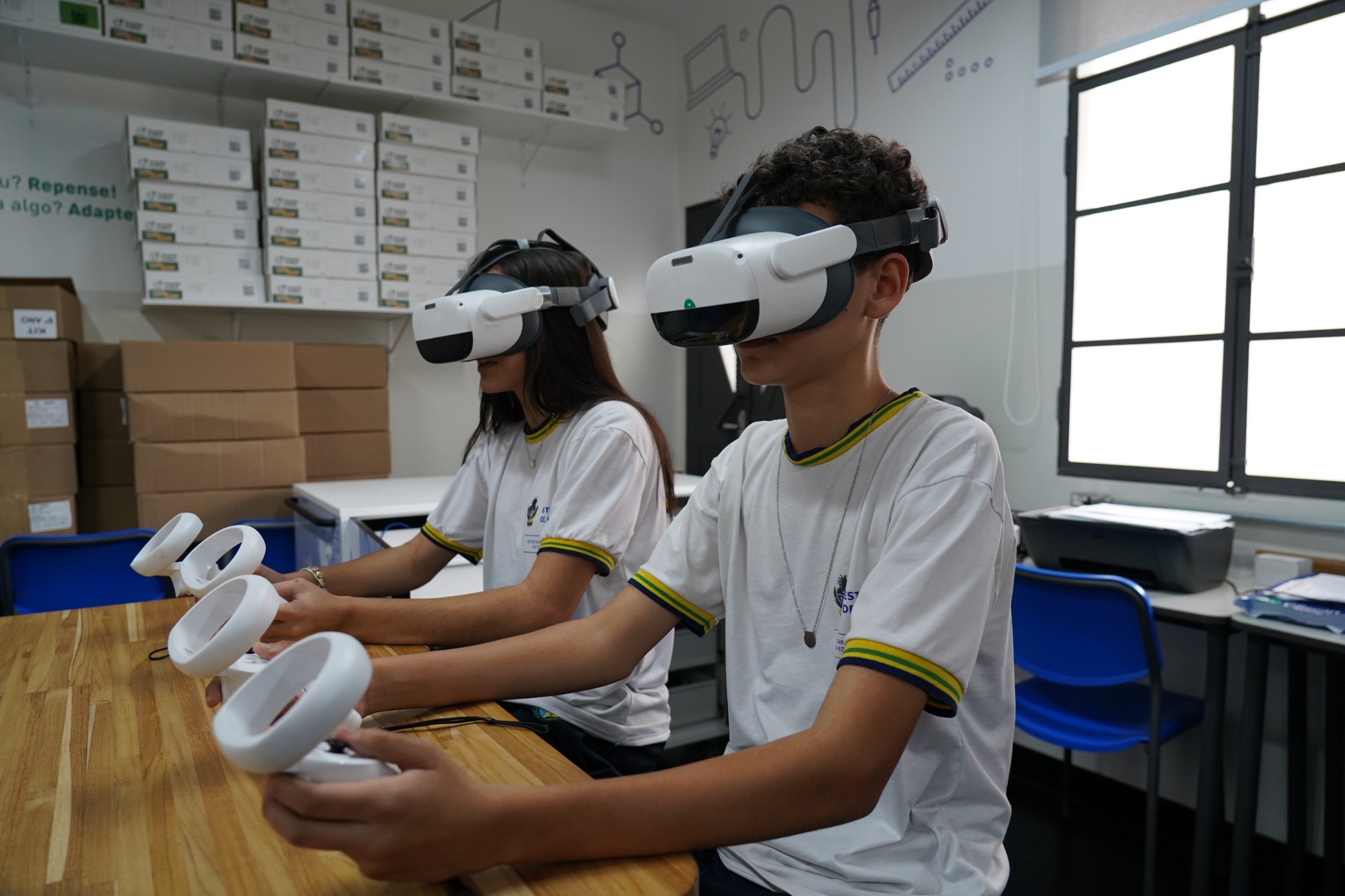 Rede estadual de Goiás entrega óculos de realidade virtual, impressoras 3D e kits para o Enem - Seduc