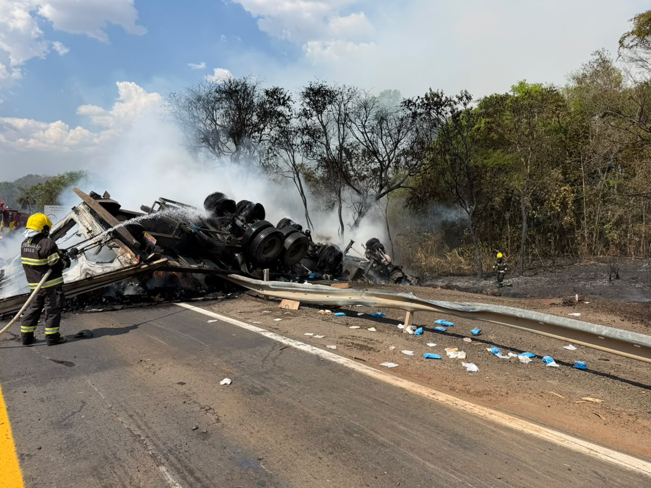 Veículo de grande porte pega fogo após acidente na BR-153, em São Luiz do Norte