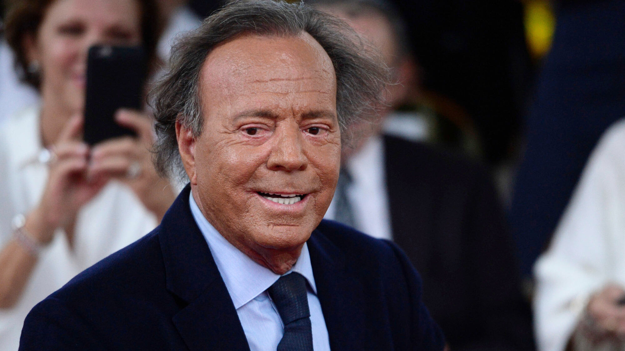 Ex-funcionárias voltam à Justiça e fazem graves acusações contra Julio Iglesias