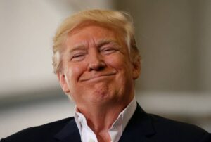 Juiz manda Trump devolver credenciais de jornalistas banidos candidatos eua 2028