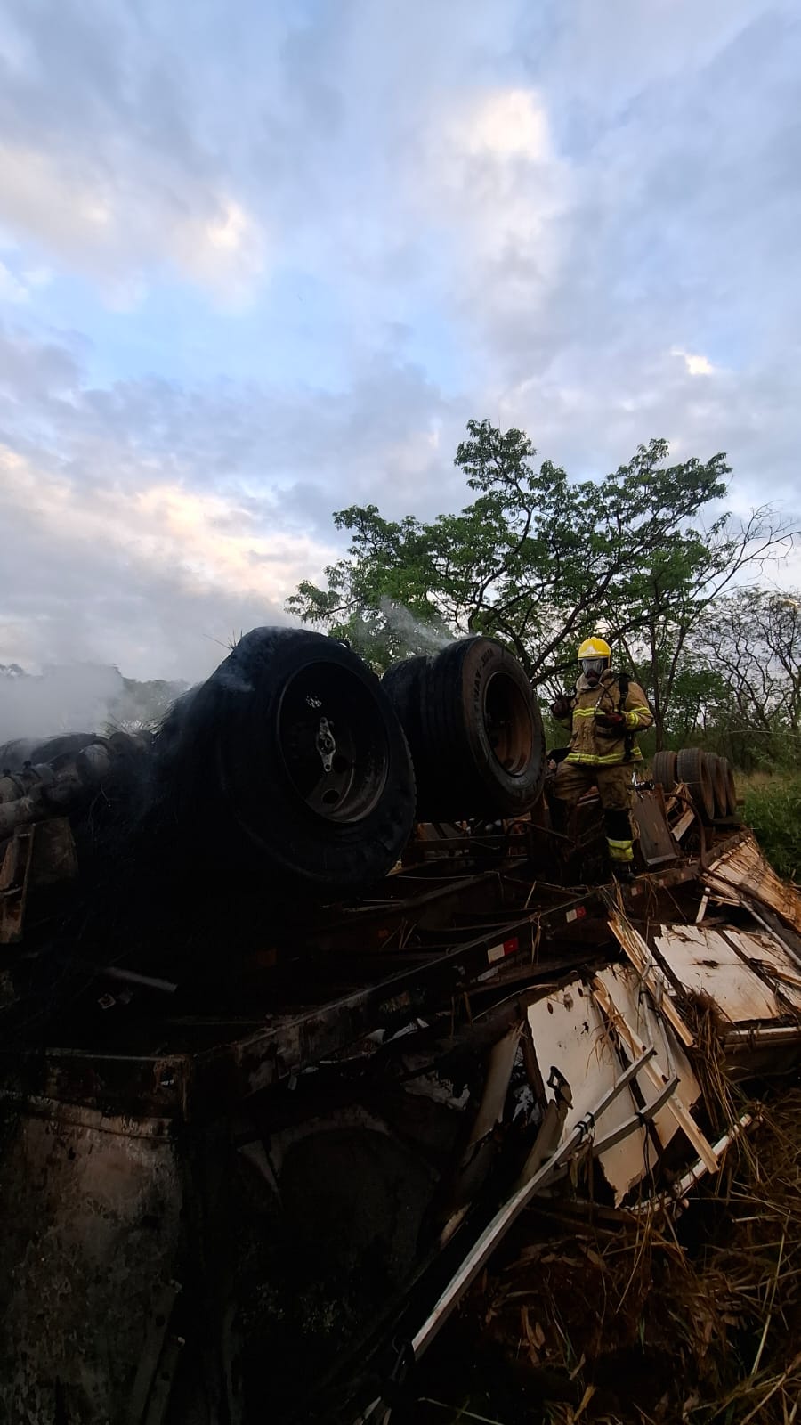 Motorista morre após carreta sair da pista e pegar fogo na BR-364, em Jataí