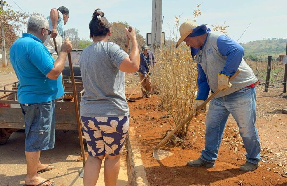 Mutirão reúne próprios moradores para melhorar calçadas em distrito de Catalão