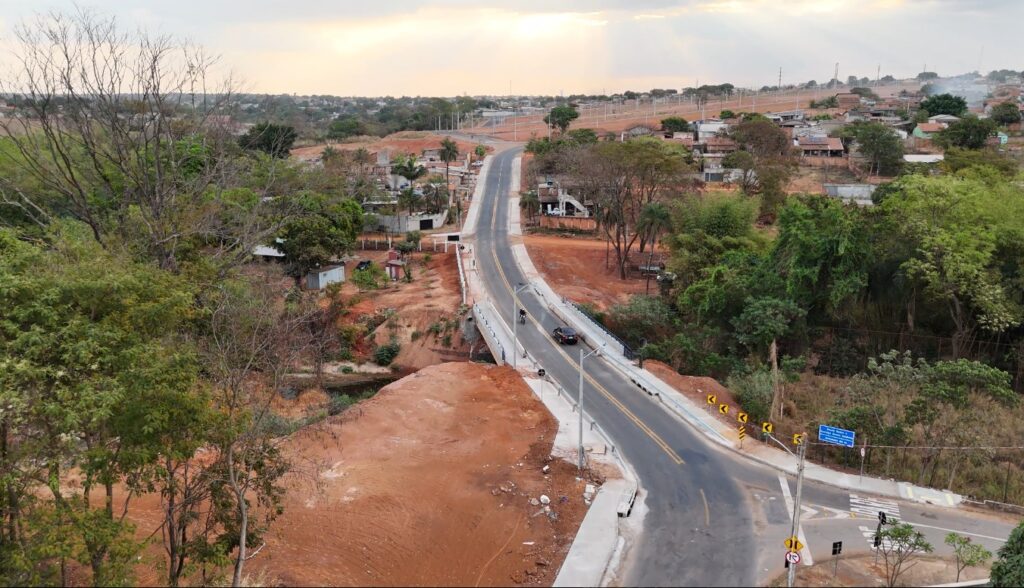Nova ponte que reduz trajeto entre bairros de Aparecida de Goiânia é entregue