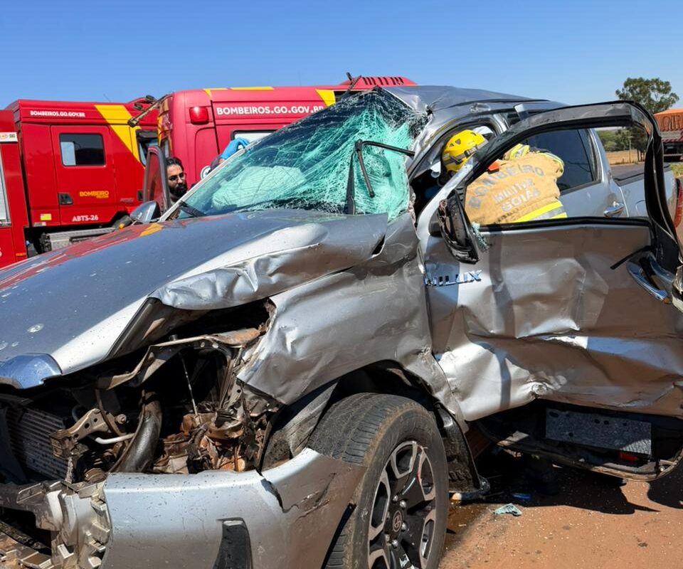 Bombeiros retiram vítima presa às ferragens após colisão entre caminhão e caminhonete na GO-174