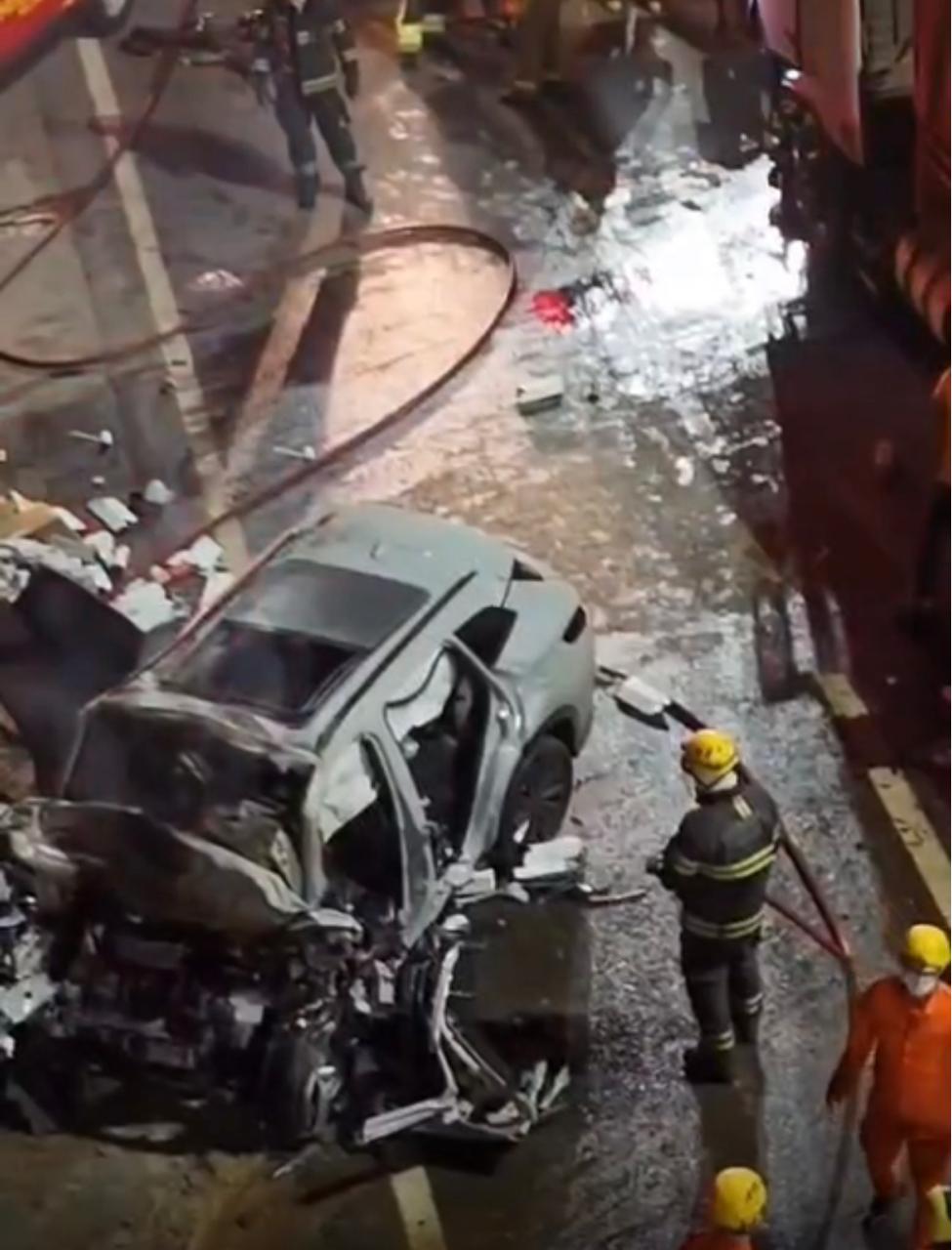 Motorista morre após ficar preso às ferragens em acidente entre carro e caminhão na GO-020, em Goiânia - CBM-GO