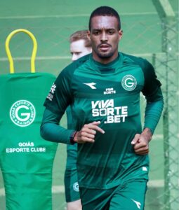 Luis Felipe cumpriu suspensão e volta ao time do Goiás