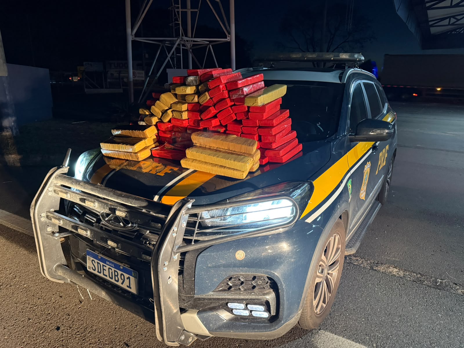 PRF apreende 80 kg de maconha em veículo transportado por caminhão-cegonha, na BR-153