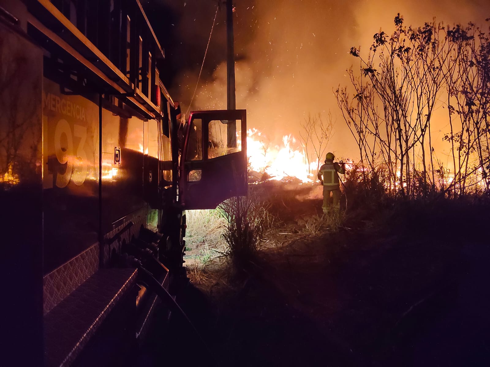Incêndio em vegetação se espalha e atinge barraco abandonado em Uruaçu - CBM/GO