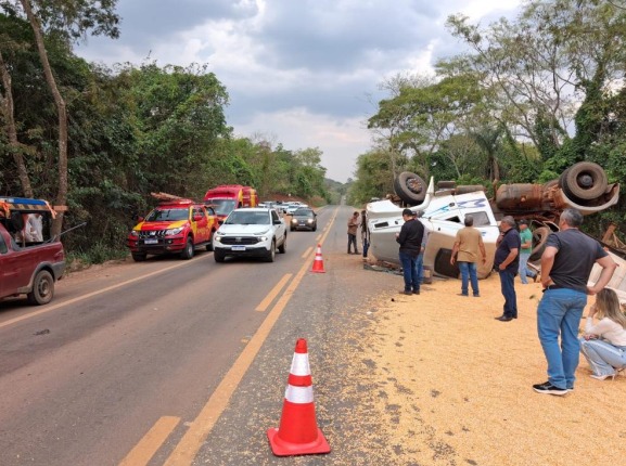 Secretário e vereador ficam feridos em acidente entre carro e carreta na GO-010 - CBM-GO