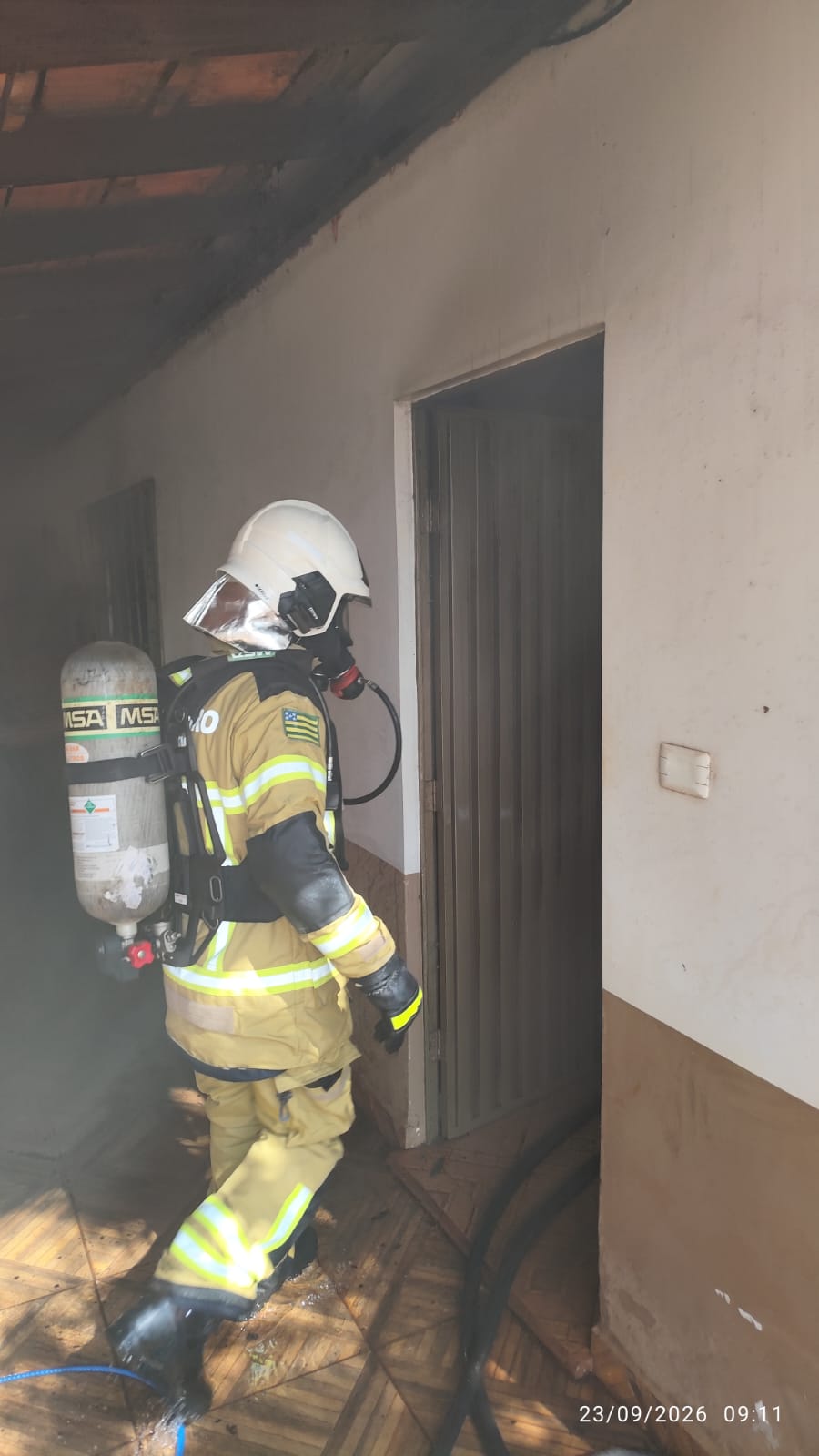 CBMGO combate incêndio em residência e evita que chamas se espalhem para outros cômodos em Itumbiara