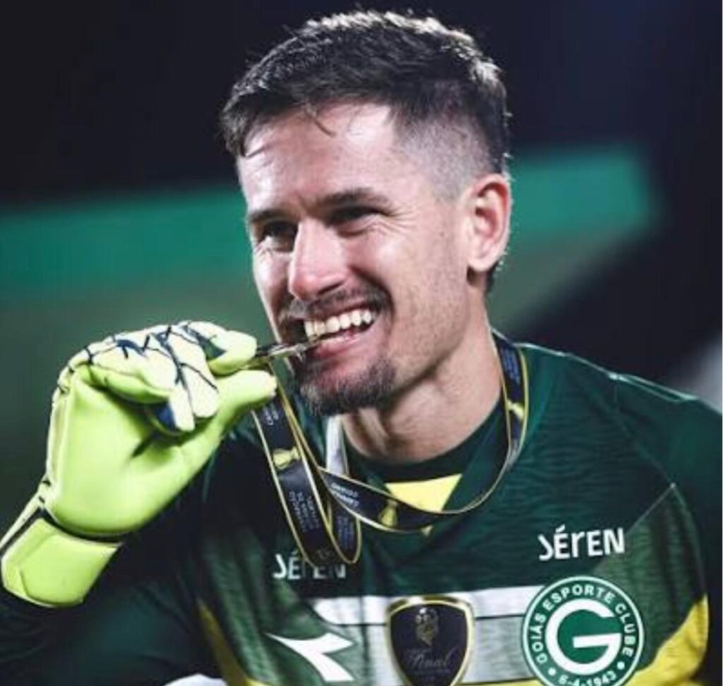 Tadeu, contra o Atlético, compketa 405 jogos com a camisa do Goiás