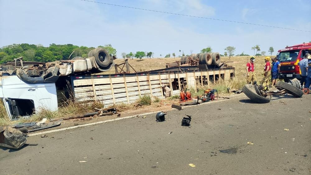 Colisão entre caminhão e automóvel deixa uma pessoa ferida e quatro bovinos mortos em Porangatu