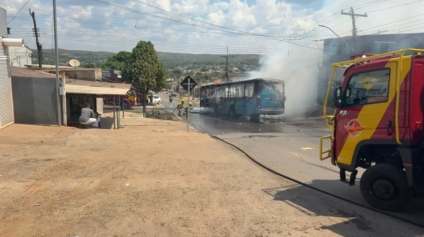 Bombeiros combatem incêndio em ônibus em Santo Antônio do Descoberto