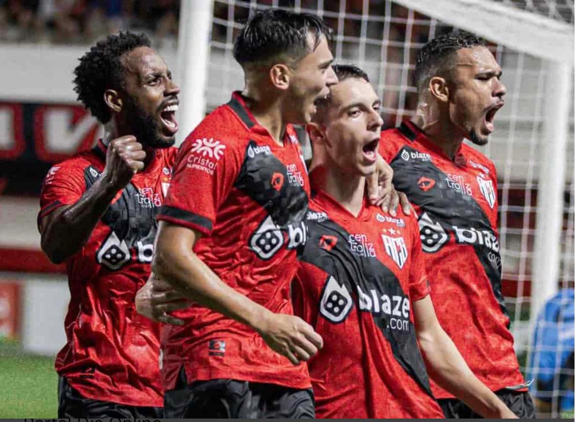 Jogadores do Atlético comemoram o gol da vitória contra o Goiás