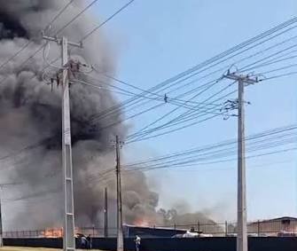 Incêndio de grandes proporções atinge empresa de reciclagem e fábrica de papelão no DAIA, em Anápolis