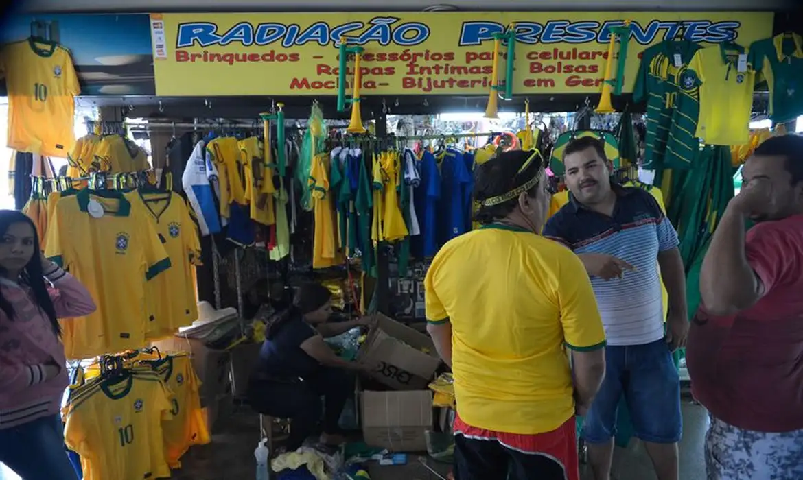 Vendas no comércio caem 0,8% em julho, com “ressaca” da Copa do Mundo