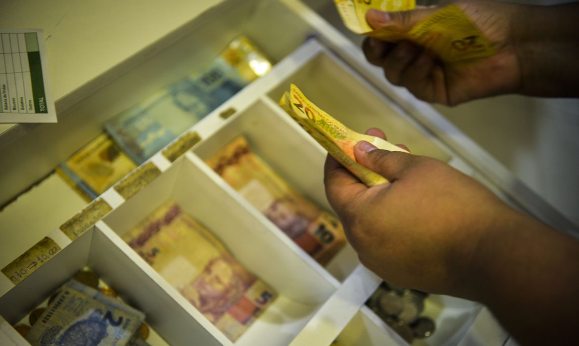 Mercado reduz projeção da Selic para 13,50%