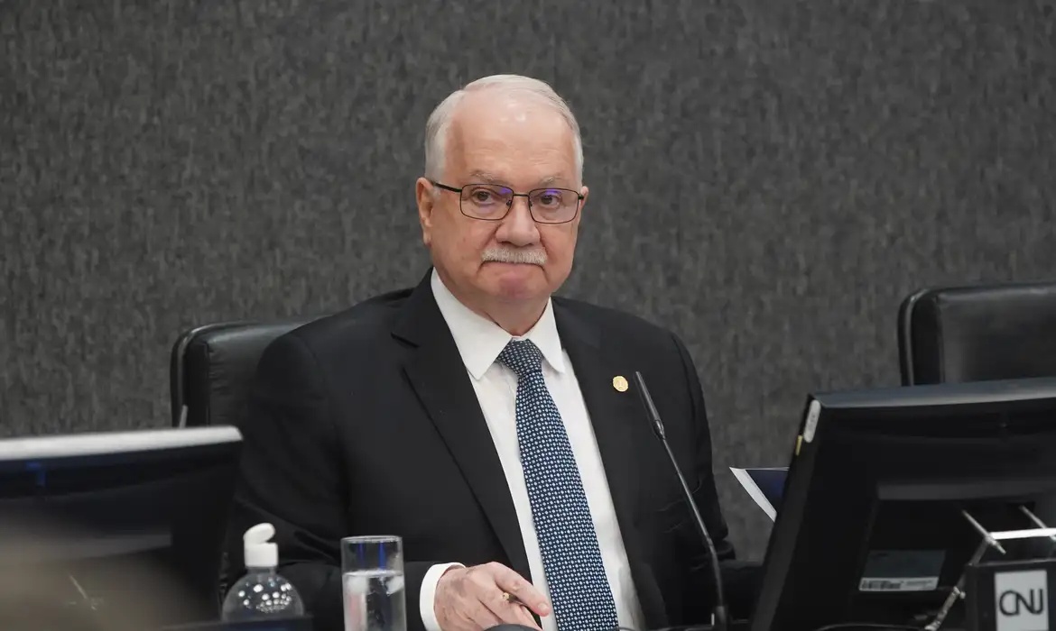 Ex-ministros do STF pedem a Fachin apuração pública da crise que classificam como a mais aguda da história